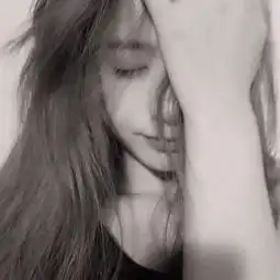  黑白女生头像壁纸