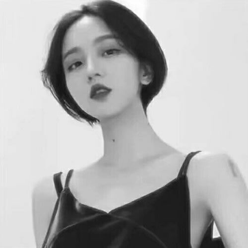  短发美女吊带衫