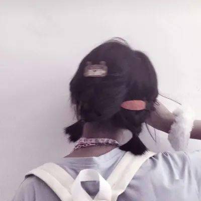  背影头像可爱短发女生头像