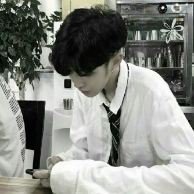  男生真人头像手机挡脸