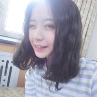  速答,请问谁知道这两个人其中一个叫什么或发型叫什么