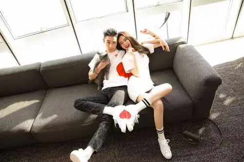  李承铉给戚薇过兔子节晓明热爱探班baby,贵圈秀恩爱新姿势了解一下