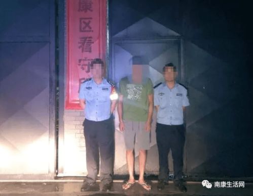  吓坏人南康某小区一男子猛踹电梯造成4人被困,被拘了