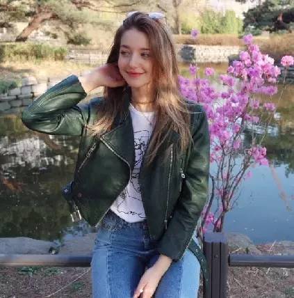  96年妹纸火了女生喊着要嫁给她