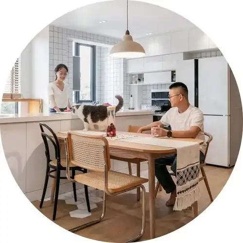  120㎡旧房改造,灵动的克莱因蓝艺术品潮玩,连接对生活的热爱