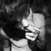  黑白伤感男生抽烟头像不带字,漫长等待爱情的到来