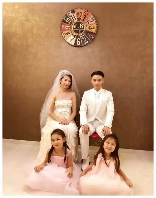  蔡少芬张晋10年锡婚穿婚纱事业线爆棚,一句话说出夫妻相处之道