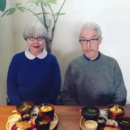  他们结婚38年,天天穿情侣装,年逾六十甜蜜更胜小年轻