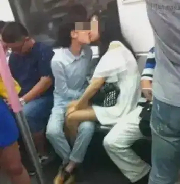  地铁上情侣不雅行为曝光皮包遮盖手放隐私部位引关注,不止这些