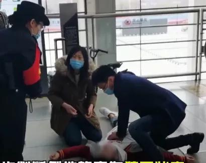  在天津西站摘下口罩,为倒地男子做人工呼吸这位女医生找到了