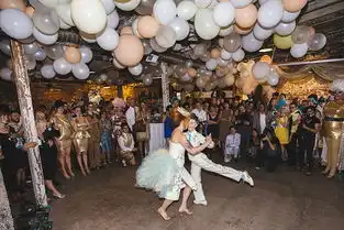  美女同性恋情侣举办浪漫梦幻婚礼