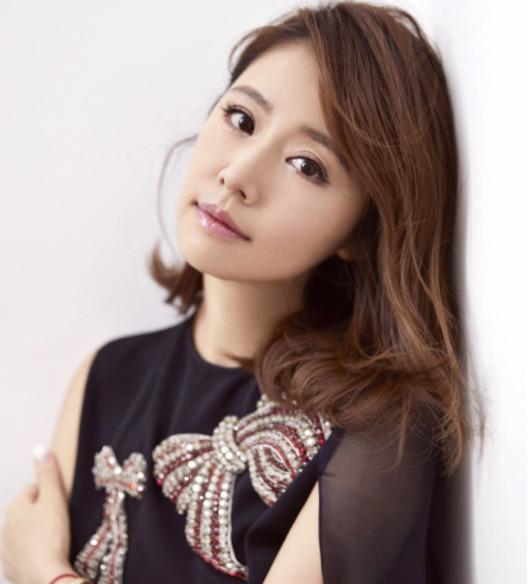  林心如晒与小海豚合影,穿泳装秀好身姿与霍建华形成鲜明对比