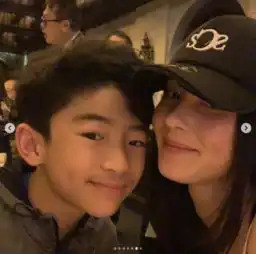  张柏芝获儿子送玫瑰花亲吻拥抱lucas显羞涩