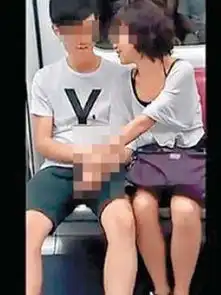  女孩公交车上被性骚扰20分钟未反抗盘点公交地铁不雅行为可否男女分开乘