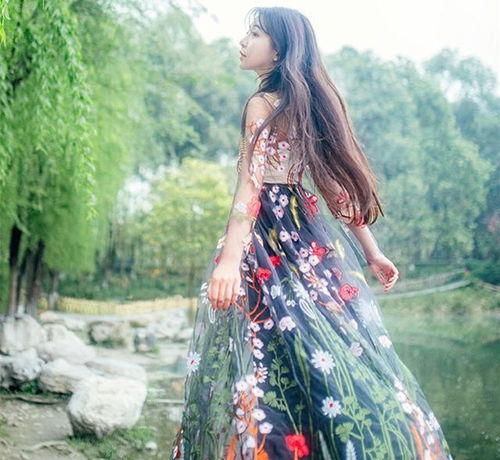  小姐姐穿刺绣连衣裙,凸显傲人曲线身材,仙气飘飘魅力十足