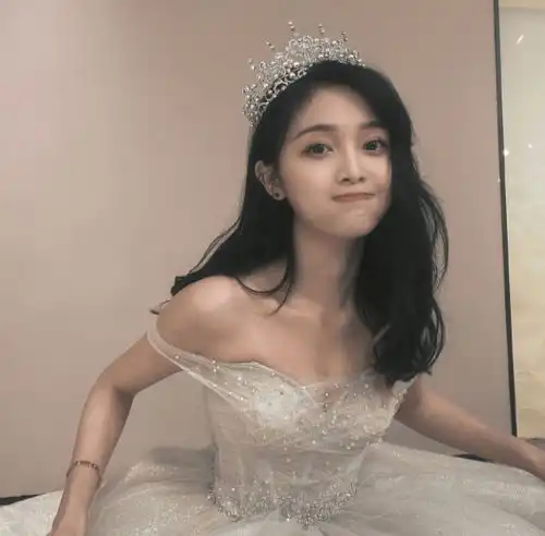  当女星穿上婚纱,吴宣仪甜美,孟美岐精致,看到关晓彤羡慕鹿晗