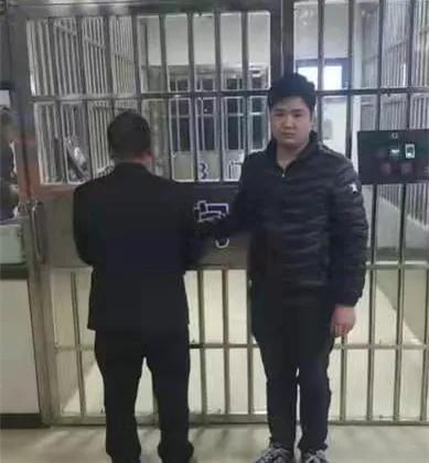 口罩男一夜盗走12部苹果手机,却全扔河中,这是为何