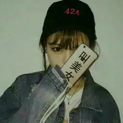  找一对情侣头像女生拿着手机,手机上有叫美女三个字,求男生头像