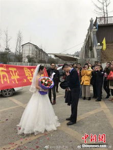  成都女教师霸气求婚警察男友网友把我的狗粮端上来