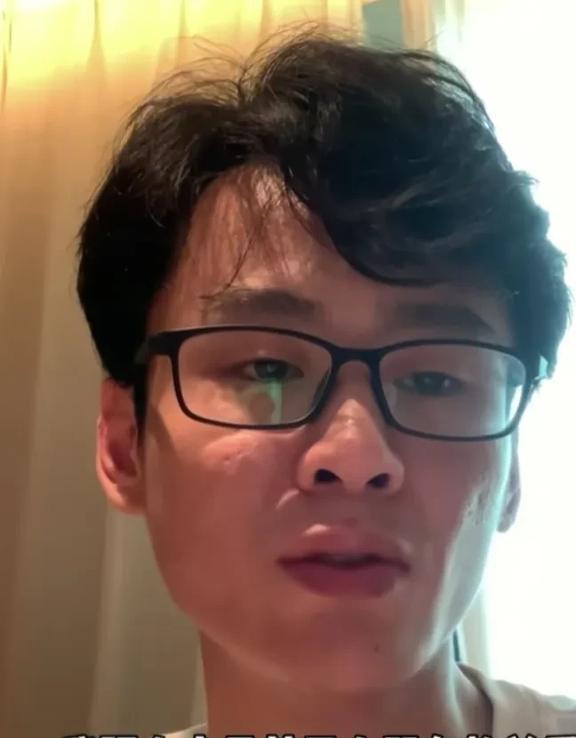  薛之谦演唱会惊现女网红声称一个人来,旁边同行眼镜哥伤心落泪