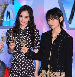  当31岁杨幂同框33岁周笔畅,终于见识了美少女与酷女孩的差别