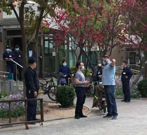  北京外籍男子不戴口罩打保安被撂倒,其妻子被指曾辱骂防疫员