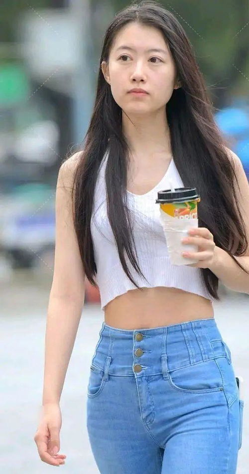  街拍小姐姐配色亮眼吸睛气质提升秀出曼妙身姿时尚成熟