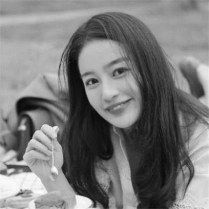  微笑的女生黑白头像图片,笑得很治愈受伤的人用的