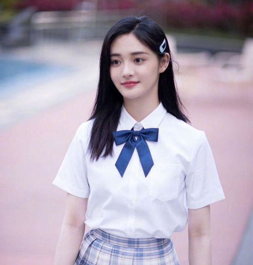  周洁琼穿jk制服,白色衬衫配格裙,少女心十足