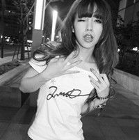  伤感黑白意境女头像垒起我们快乐幸福的高台