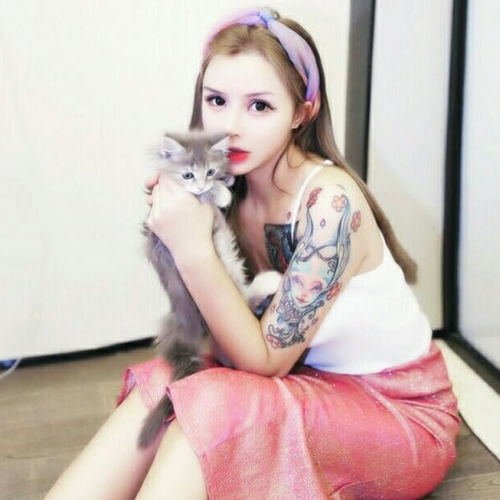  花臂抱猫浪女人