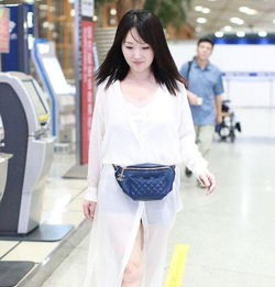  47岁不老女神杨钰莹打扮仙气飘飘现身机场笑起来美腻又可爱