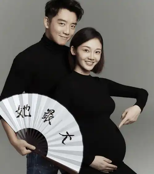  郑凯苗苗晒百日照,郑爽被曝出代孕弃养,同为明星差距太大