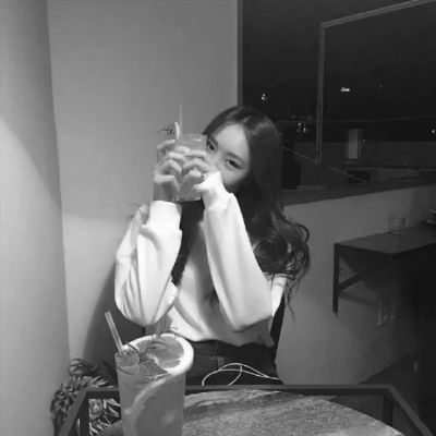  酷酷的女生头像黑白图片大全我常常和我的孤独翻脸