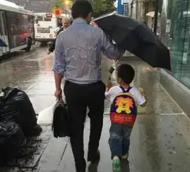  一个男人提着公文包雨天打伞带孩子