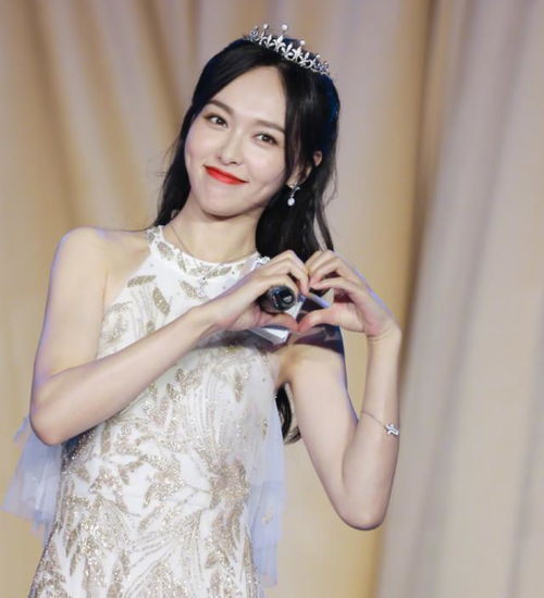  唐嫣终于出来营业啦,戴着王冠出席活动,生图像是十八岁少女