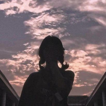  有没有女生扎马尾的影子在墙上的图片