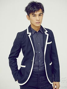  乔振宇化身秋日暖男雅痞风范展现熟男魅力