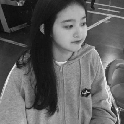  黑色长发女孩头像图片,长的漂亮又搞怪太可爱了