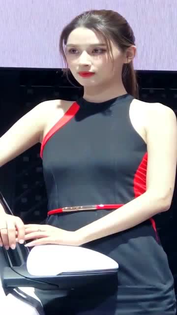  气质美女车模,高冷的样子显得霸气侧漏就这样被征服了