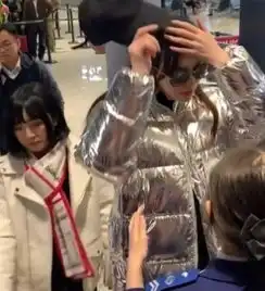  明星过安检唐嫣引争议网友曝光隐情,杨幂好身材吴磊可爱伟霆霸气