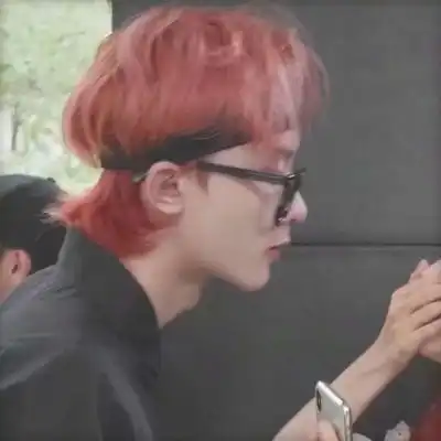  溺毙一对两张潮流气质真人情头.偶尔羡慕情侣偶尔庆幸自由