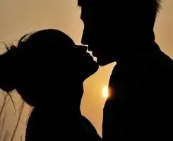  谁能给个情侣接吻图片在qq头像,要浪漫温馨哦
