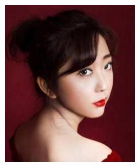  被吴京宠,靠女扮男装成名的龙小云张辰,今31岁美成这样