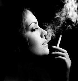  一个正在吃烟的女孩很酷的图片