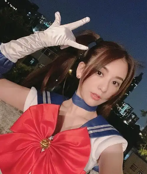  天王嫂训练营风波后,方媛为抓住郭富城的心,穿扮越来越大胆诱人