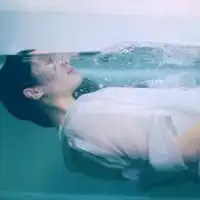  微信图片一个女孩提在箱子在海边的图片