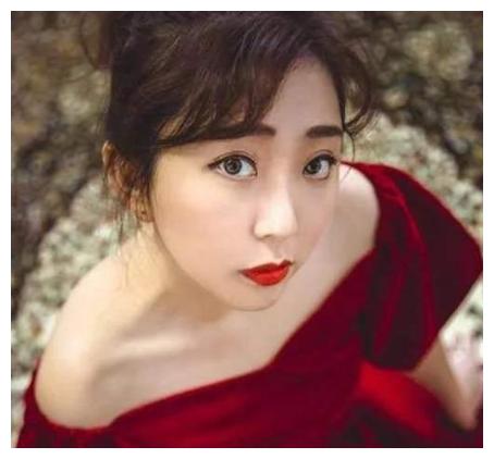  被吴京宠,靠女扮男装成名的龙小云张辰,今31岁美成这样