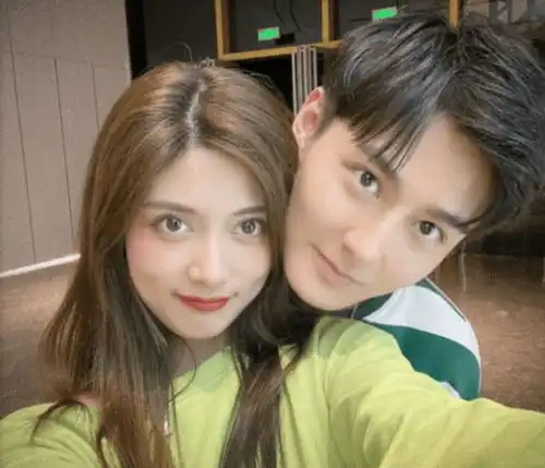  心动4男1女4牵手,3处细节证实早已在一起,或将面临7位数赔偿