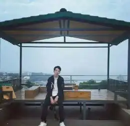 求一男一女分开的两张情侣头像,不要杀马特跟二次元,类似这样的就很好